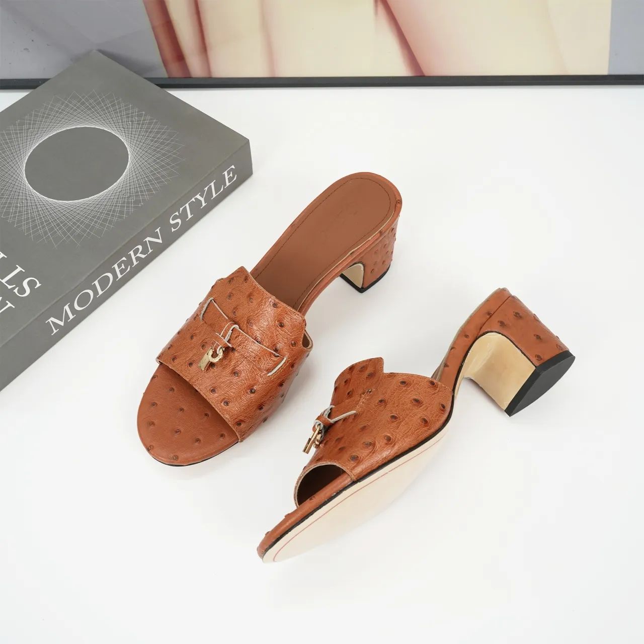 👟👟Ex-factory price 440👟👟 Genuine leather sole +30 suede sheepskin slippers with a strap decorated with Loro Piana My Charms charms and decorated with tone-on-tone stitching. Sophisticated and feminine, it pairs well with both city and resort looks. For those looking for an elegant upgrade, the summer glamor slipper is known for its slim open-back silhouette. size: 35-44 (custom-made sizes 43 and 44 are non-returnable) Upper: imported suede sheep leather (sheep), cowhide ostrich pattern, cowhide snake pattern Lining: imported high-grade mixed sheep silk Heel height: 5.5CM